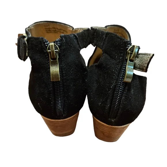 Beast Fashion Women's Carrie Closed Toe Heels - Picture 4 of 5